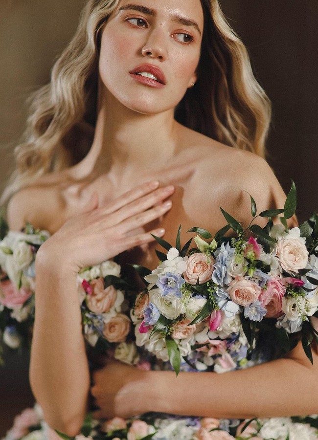 “Dihiasi bunga-bunga asli yang lembut dan tanaman hijau yang mengalir, mahakarya ini merupakan penghormatan kami terhadap keindahan musim semi dan daya tarik abadi dari seorang wanita yang sedang jatuh cinta,” tulis Vladiyan Royal. Foto: Instagram/@vladiyan_official