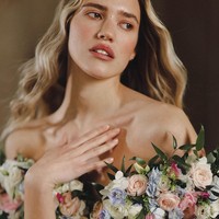 “Dihiasi bunga-bunga asli yang lembut dan tanaman hijau yang mengalir, mahakarya ini merupakan penghormatan kami terhadap keindahan musim semi dan daya tarik abadi dari seorang wanita yang sedang jatuh cinta,” tulis Vladiyan Royal. Foto: Instagram/@vladiyan_official