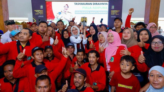 Gaya Bupati Ipuk Pesta Piala Adipura, Tasyakuran Bareng Pahlawan Kebersihan