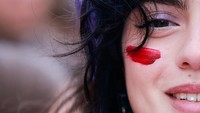 Ratusan perempuan yang turun ke jalan ini menyuarakan diakhirinya kekerasan dalam rumah tangga (KDRT), rasis hingga perang.