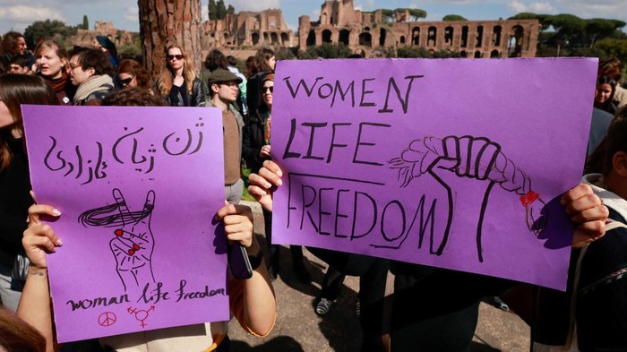 Gema KDRT hingga Rasis Warnai Hari Perempuan Sedunia di Italia Gema KDRT hingga Rasis Warnai Hari Perempuan Sedunia di Italia