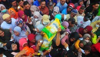 Gerakan pangan murah yang digelar pemerintah setempat bekerja sama dengan Badan Urusan Logistik (BULOG) itu menjual berbagai macam kebutuhan pokok dengan harga lebih murah dari pasar untuk menstabilkan harga bahan pangan menjelang bulan Ramadan.