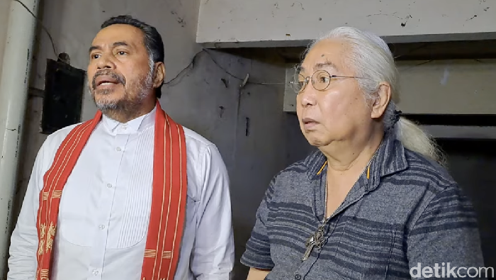 Gideon Tengker melihat rumah Cempaka Putih yang dulu ditempati olehnya bersama Rieta Amilia, Nagita Slavina dan Caca Tengker.