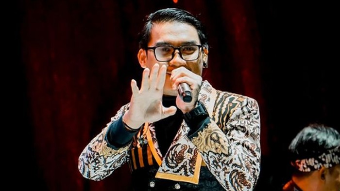 Tahun lalu, lagu Nemen menggebrak dunia musik Tanah Air khususnya untuk ranah pop jawa. Lagu tersebut merupakan karya Gilga Sahid Hardhiansyah.