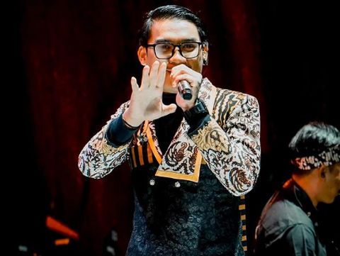 Tahun lalu, lagu Nemen menggebrak dunia musik Tanah Air khususnya untuk ranah pop jawa. Lagu tersebut merupakan karya Gilga Sahid Hardhiansyah.