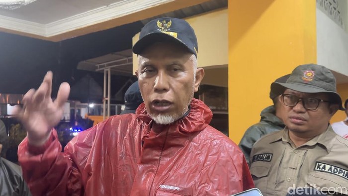 Gubernur Sumbar Mahyeldi saat meninjau korban banjir di Lubuk Begalung, Padang