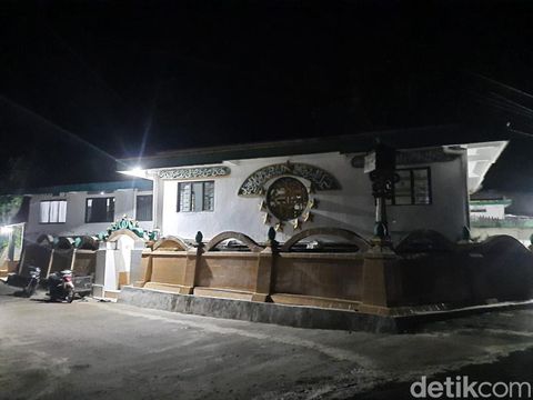 Imam jemaah masjid Aolia, KH Ibnu Hajar Pranolo alias Mbah Benu saat ditemui di rumahnya. Diunggah Jumat (8/3/2024).