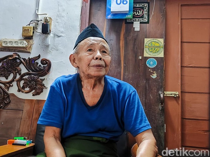 Imam jemaah masjid Aolia, KH Ibnu Hajar Pranolo alias Mbah Benu saat ditemui di rumahnya. Diunggah Jumat (8/3/2024).
