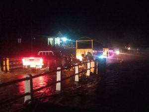 Jalan Poros Kendari-Konawe Macet gegara Banjir, Kendaraan Mengular 4 Km