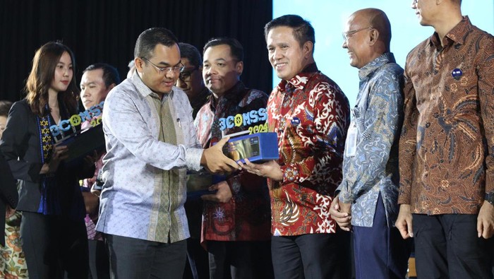 Jamkrindo Raih Penghargaan Bergengsi dari Menteri BUMN PT Jaminan Kredit Indonesia atau Jamkrindo memperoleh penghargaan Bronze Winner di ajang BUMN Corporate Communication and Sustainability Summit (BCOMSS) Awards 2024 untuk kategori community involvement & development (CID) Kesehatan. Penghargaan tersebut diraih atas inisiatif perusahaan melakukan Edukasi Anti Perundungan dan Kekerasan Seksual Pelajar Sekolah Dasar (SD).
Penghargaan diberikan langsung oleh Deputi Bidang Manajemen Sumber Daya Manusia, Teknologi, dan Informasi Kementerian BUMN Tedi Bharata kepada Direktur Utama Jamkrindo Akhmad Purwakajaya dan disaksikan langsung oleh Menteri BUMN Bapak Erick Thohir pada Kamis 7 Maret 2024 di Tennis Indoor, Senayan, Jakarta.