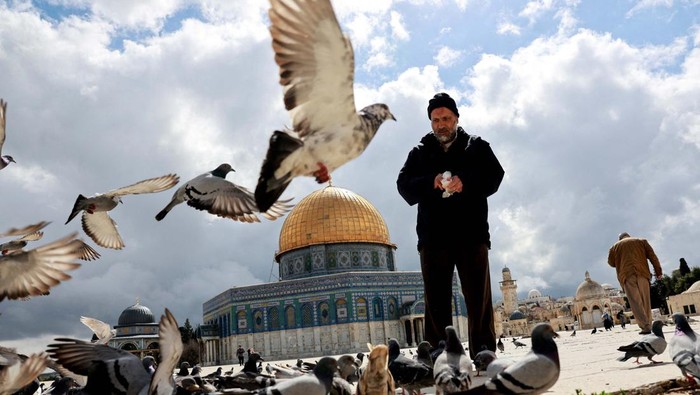 A man walks by the entrance to the al-Aqsa compound, also known to Jews as the Temple Mount, amid the ongoing conflict between Israel and the Palestinian group Hamas, in Jerusalem's Old City March 7, 2024. REUTERS/Ammar Awad     TPX IMAGES OF THE DAY
