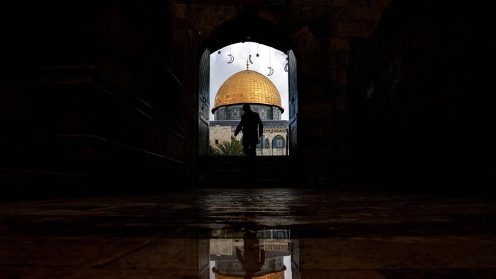 A man walks by the entrance to the al-Aqsa compound, also known to Jews as the Temple Mount, amid the ongoing conflict between Israel and the Palestinian group Hamas, in Jerusalem's Old City March 7, 2024. REUTERS/Ammar Awad     TPX IMAGES OF THE DAY