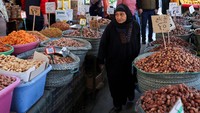 Seorang wanita melihat kurma yang dijual di pasar menjelang bulan puasa Ramadan di Kairo, Mesir.  