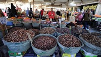Begini suasana pasar yang menjual berbagai jenis kurma di Kairo, Mesir, 7 Maret 2024.