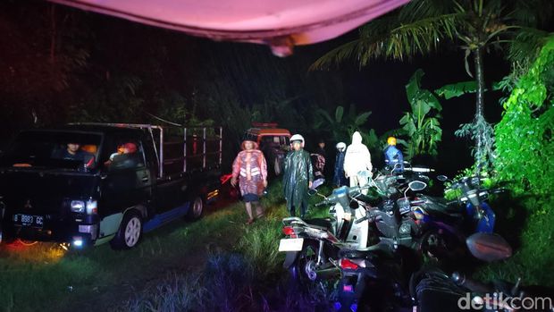 Kondisi jembatan yang terputus di cafe dan bumi perkemahan Ono Kaline, Semaken, Banjararum, Kalibawang, Kulon Progo, Jumat (8/3).