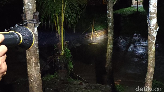 Kondisi jembatan yang terputus di cafe dan bumi perkemahan Ono Kaline, Semaken, Banjararum, Kalibawang, Kulon Progo, Jumat (8/3).