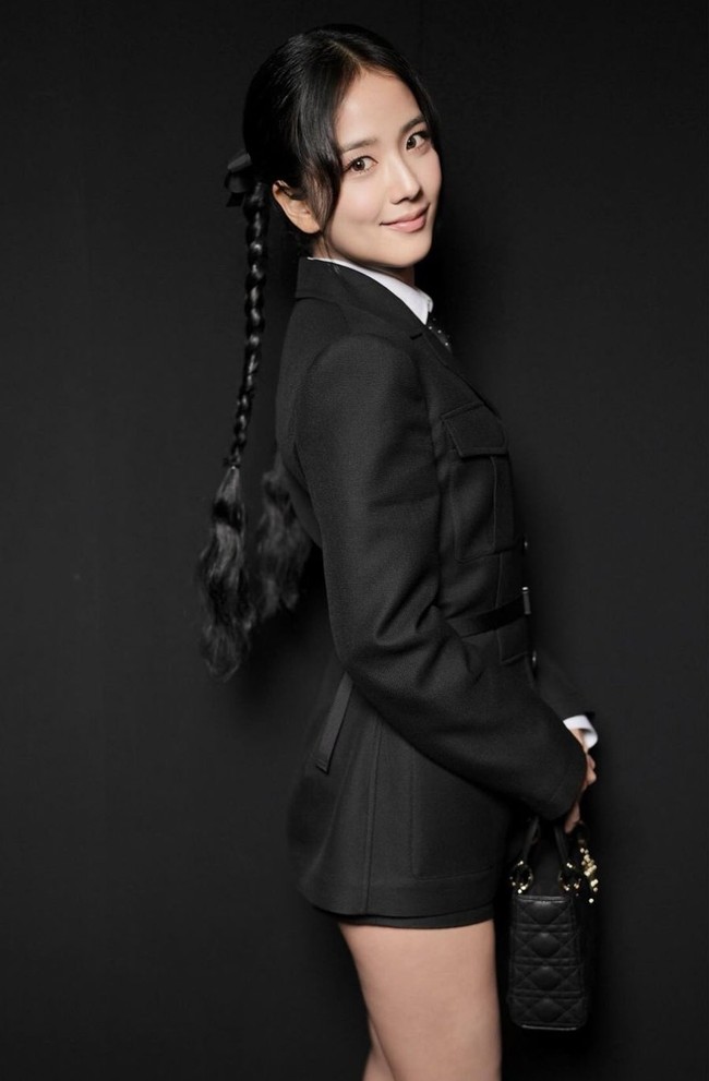 Penampilan Jisoo BLACKPINK mengingatkan penggemar dengan karakter serial Netflix, Wednesday Adams dengan model rambutnya yang dikepang. Foto: dok. Getty Images