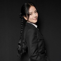 Penampilan Jisoo BLACKPINK mengingatkan penggemar dengan karakter serial Netflix, Wednesday Adams dengan model rambutnya yang dikepang. Foto: dok. Getty Images