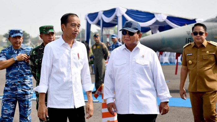 Jokowi didampingi Prabowo meninjau kesiapan pesawat tempur TNI AU di Pangkalan TNI AU Iswahjudi, Kabupaten Magetan.