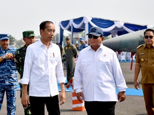 Kebersamaan Jokowi dan Prabowo Cek Pesawat Tempur