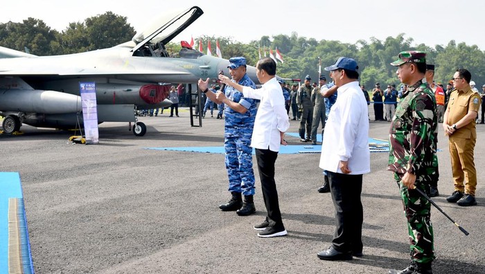 Jokowi didampingi Prabowo meninjau kesiapan pesawat tempur TNI AU di Pangkalan TNI AU Iswahjudi, Kabupaten Magetan.