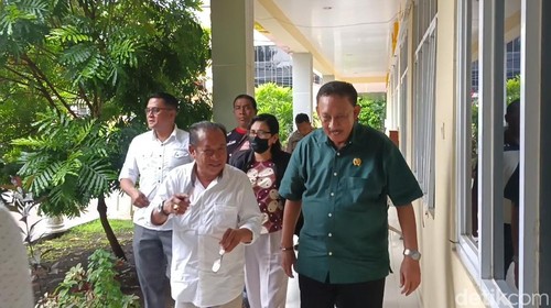 Jonas Salean (kemeja hijau) seusai membuat laporan polisi di SPKT Polda NTT.