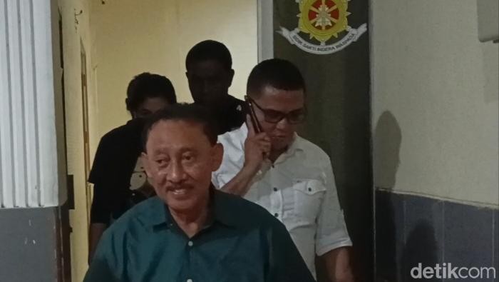 Jonas Salean (kemeja hijau) seusai menjalani pemeriksaan (BAP) di Ditreskrimum Polda NTT. (Yufengki Bria/detikBali)