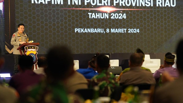 Kapolda Riau Irjen Mohammad Iqbal saat memimpin Rapim TNI-Polri di Pekanbaru. (Dok Polda Riau)