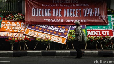 Karangan Bunga Dukung Hak Angket DPR Mejeng di Markas DPP PDIP