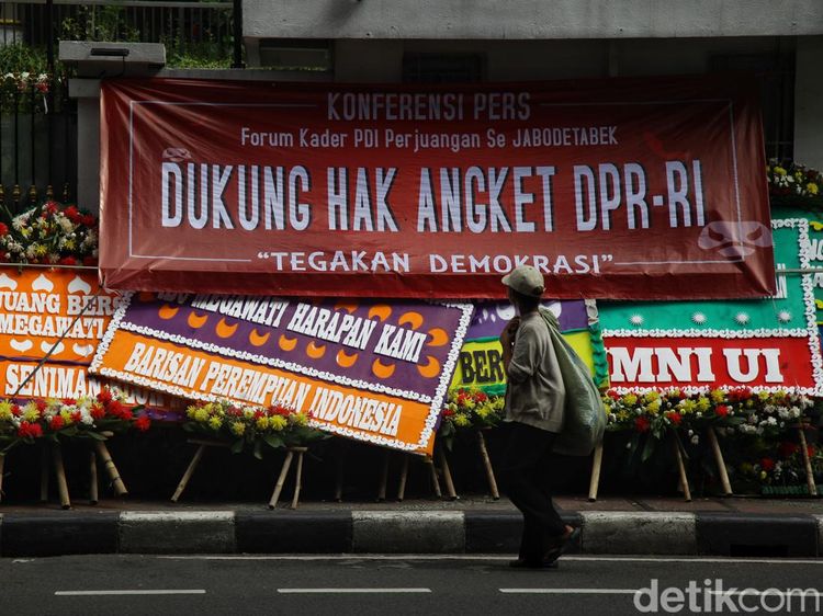Karangan Bunga Dukung Hak Angket DPR Mejeng di Markas DPP PDIP