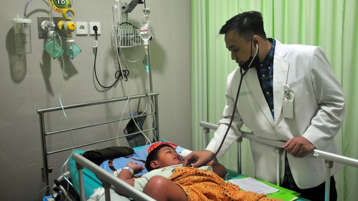 Pasien demam berdarah dengue (DBD) menjalani perawatan di Rumah Sakit Islam Sunan Kudus, Kudus, Jawa Tengah, Jumat (8/3/2024). Kementerian Kesehatan RI mencatat hingga akhir Februari 2024, terdapat 15.977 kasus DBD dengan 124 kematian di seluruh wilayah Indonesia yaitu naik dibandingkan dengan periode yang sama tahun 2023 yang terdapat 12.502 kasus dengan 101 kematian. ANTARA FOTO/Yusuf Nugroho/nym.