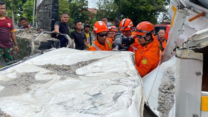 Proses evakuasi sopir mobil boks yang terjepit body kendaraan di Gamping, Sleman, Jumat (8/3/2024).