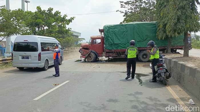 Kecelakaan lalu lintas di Pantura, Semarang, Jumat (8/3/2024).