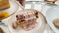 Dari deretan cake, Kedai Roti Ibu Saya punya Tiramisu Premium (Rp 12.500). Teksturnya padat dan empuk dengan rasa manis yang nikmat.