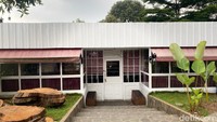 Kedai Roti Ibu Saya di Jl. Limo Raya, Limo, Depok terkenal karena tempatnya Instagramable dan harga menunya murah meriah.