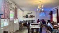 Begitu masuk, kamu akan disambut suasana klasik dan homey seperti ini. Serasa main ke rumah nenek ya?