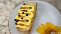 Roti manis favorit di sini, Roti Vanilla Lemon (Rp 5 ribu). Sepotong roti tawar dipanggang sebentar dengan margarin lalu diberi selai vanilla lemon warna kuning muda.