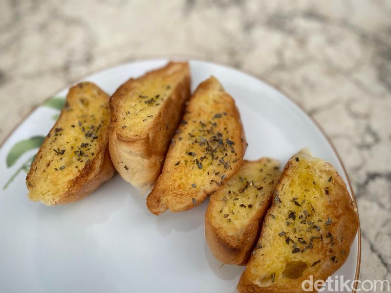 Kedai Roti Ibu Saya: Cuma Lima Ribu! Jajan Roti Enak di Tempat Instagramable