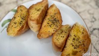 Kalau mau yang gurih, ada Garlic Bread (Rp 5 ribu). Roti dioles margarin, ditaburi parsley, dan dipanggang sekitar 4 menit hingga garing dan renyah.