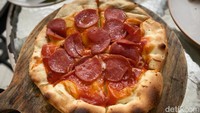 Makan ramai-ramai? Kamu bisa pesan Pizza Pepperoni (Rp 21.000) yang jadi favorit. Toppingnya irisan daging asap yang lumayan royal hingga memenuhi permukaan pizza.
