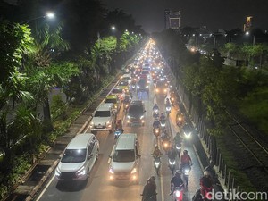 Warga Ngeluh Terjebak Macet Jelang Long Weekend di Jalan A Yani Surabaya