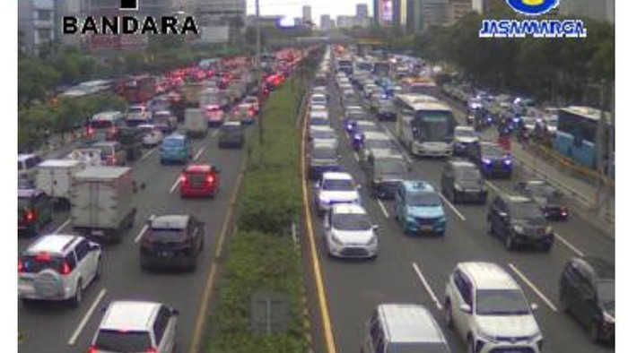 Kemacetan di ruas Tol Dalam Kota pada Jumat (8/3/2024)-(dok. Travoy)
