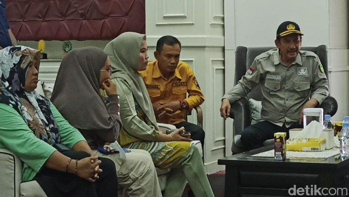 Kepala DPPKB Palopo Samsil (baju kuning) saat menemui kader KB.