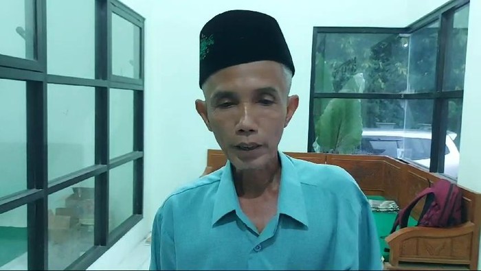 Kepala Madin Roudlotul Ulum, Ustaz Ahmad Khusairi