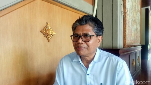 Ketua MDA Kota Denpasar Anak Agung Ketut Sudiana saat ditemui di Kantor DPRD Provinsi Bali pada Rabu (7/2/2024) lalu. (Ni Made Lastri Karsiani Putri/detikBali)