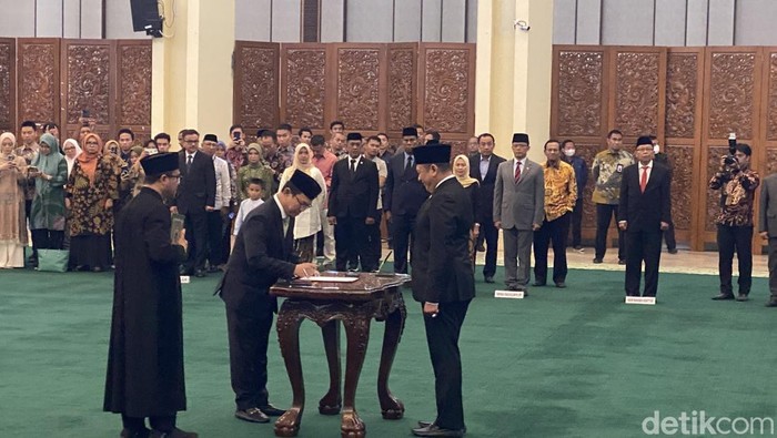 Ketua MPR Bambang Soesatyo (Bamsoet) melantik Wakil Ketua MPR Amir Uskara dari Fraksi PPP. (Firda Cynthia Anggrainy/detikcom).