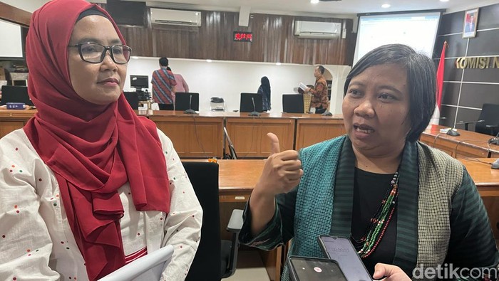 Komisioner Komnas Perempuan Siti Aminah Tardi dan Komisioner Komnas HAM Anis Hidayah. (Rumondang Naibaho/detikcom)