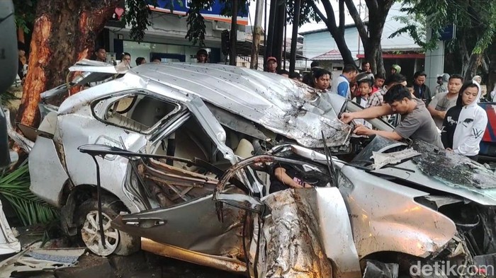 Kondisi mobil ringsek dalam kecelakaan tunggal di Plaju Palembang.