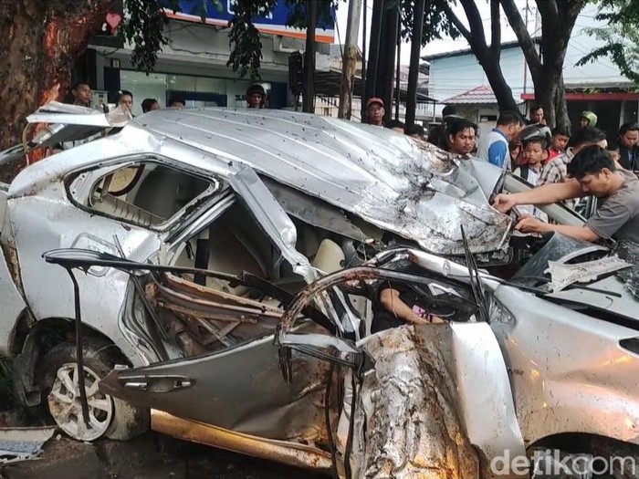 Kondisi mobil ringsek dalam kecelakaan tunggal di Plaju Palembang.
