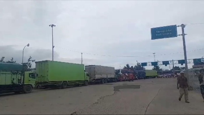 Lalin menuju Pelabuhan Merak sempat macet panjang imbas cuaca buruk. (M Iqbal/detikcom)